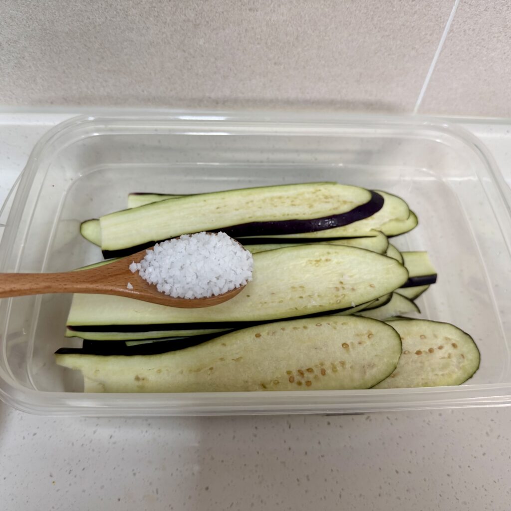 소금물에 가지 절이는 모습