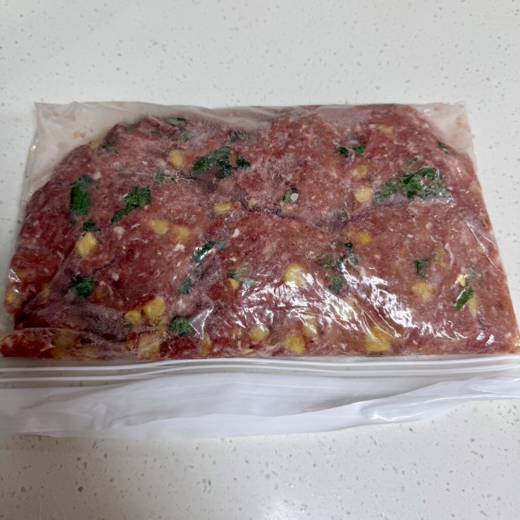 지퍼백으로 고기 반죽 섞는 모습