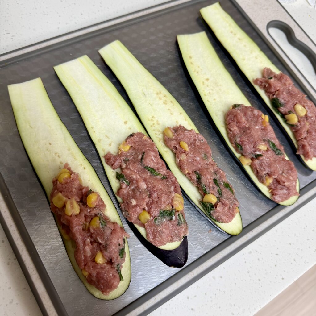 가지 위에 고기 반죽 올리는 모습