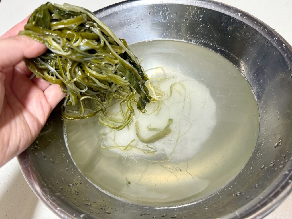 미역줄기볶음 미역 세척