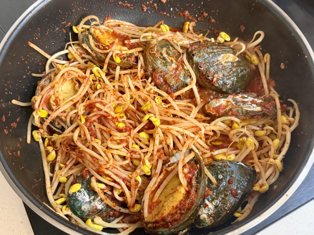 콩나물과 양념을 섞은 전복 해물찜