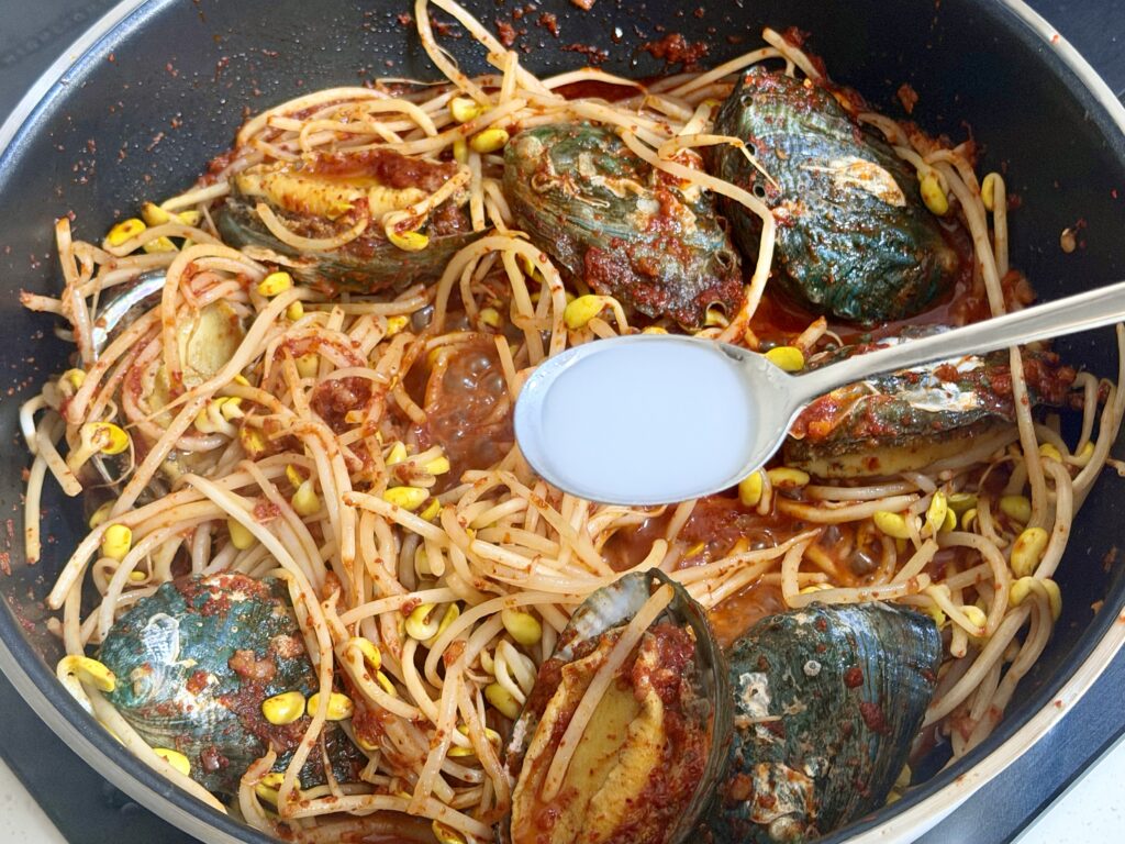 전복 해물찜에 전분물 넣는 모습