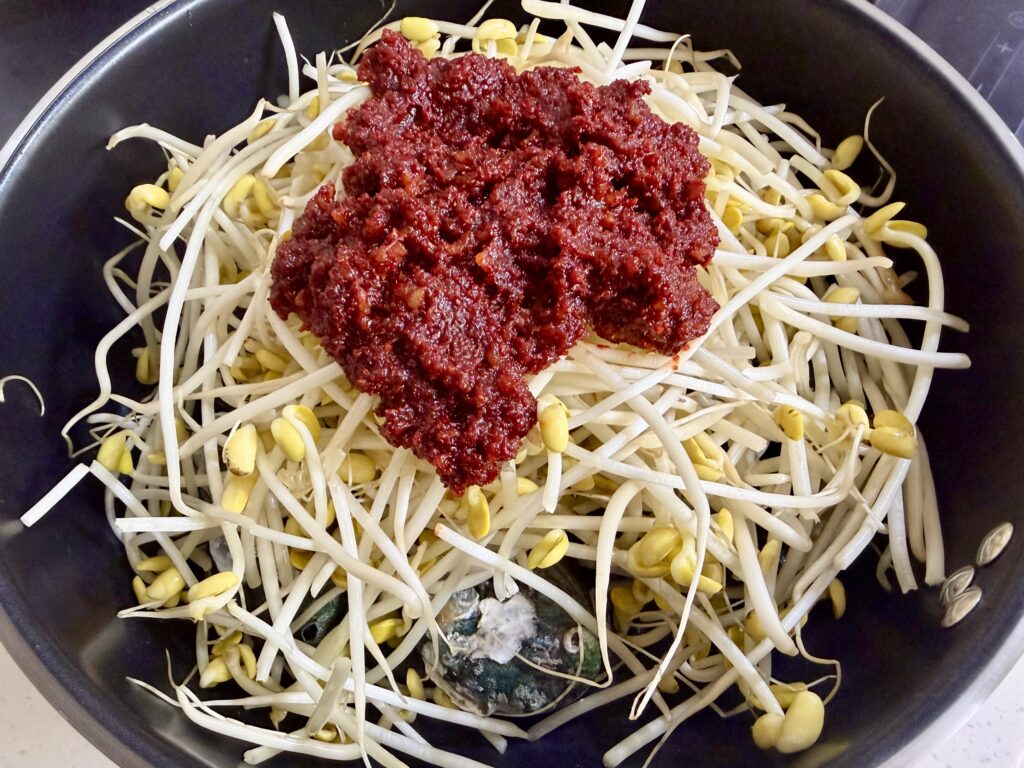팬에 전복 콩나물 양념장 올린 모습