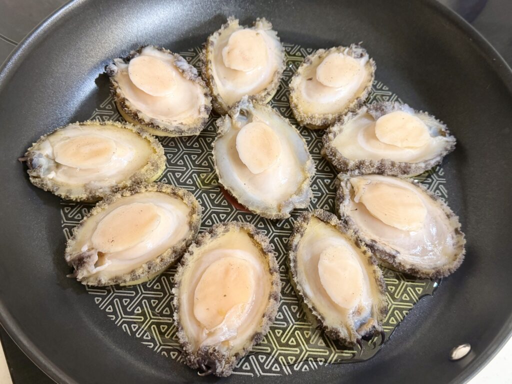 올리브오일에 전복 굽는 모습